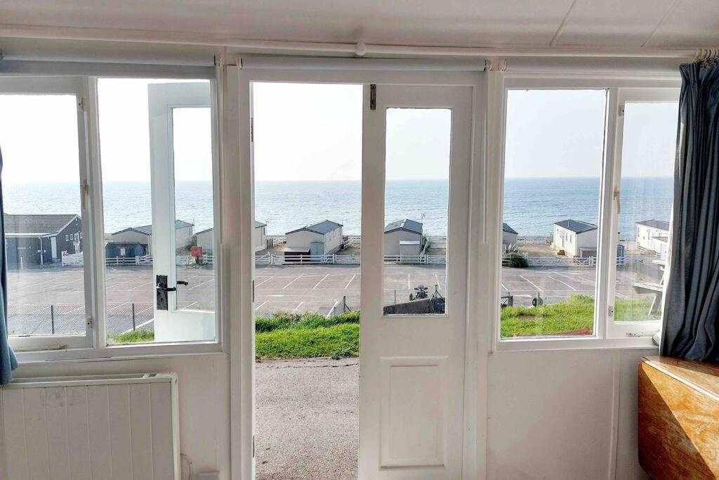 Sea Forever - Beautiful Chalet Which Overlooks The Sea! Amazing Views,Lovely Interior And Set Within The Best Part Of Lyme With Beaches, Restaurants And Harbour All On Your Doorstep! Rated Highly 莱姆里吉斯 外观 照片