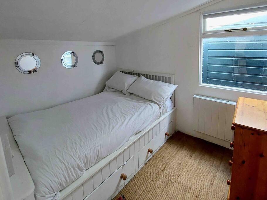 Sea Forever - Beautiful Chalet Which Overlooks The Sea! Amazing Views,Lovely Interior And Set Within The Best Part Of Lyme With Beaches, Restaurants And Harbour All On Your Doorstep! Rated Highly 莱姆里吉斯 外观 照片